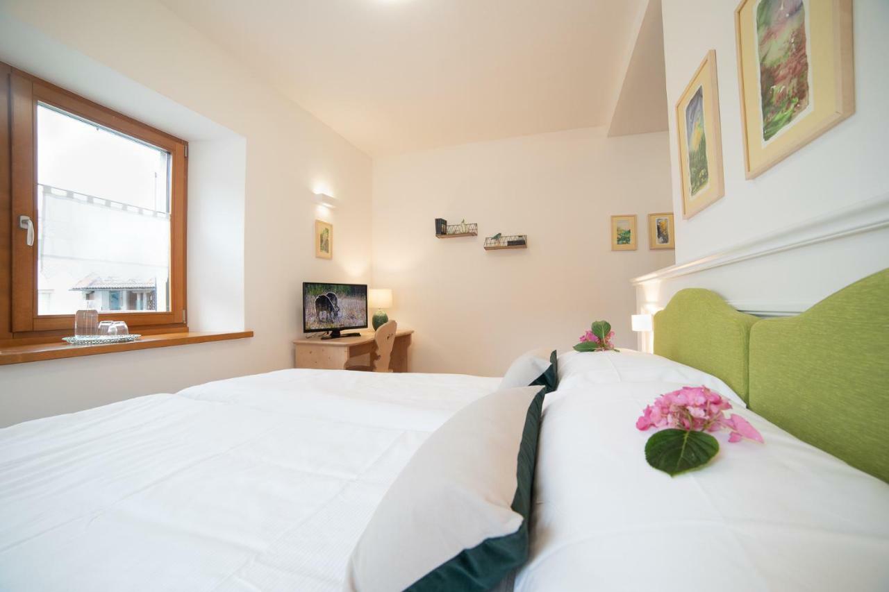 Alpedale Locanda Ovaro Ngoại thất bức ảnh